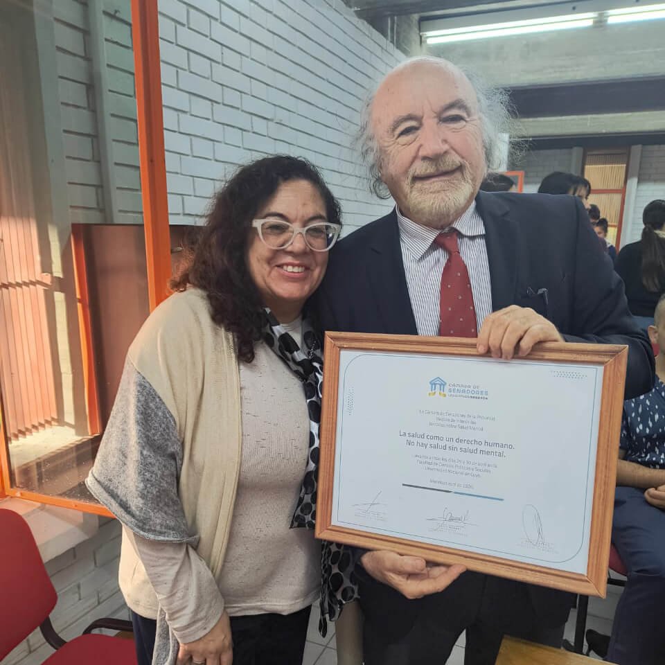 Hugo Cohen con el certificado
